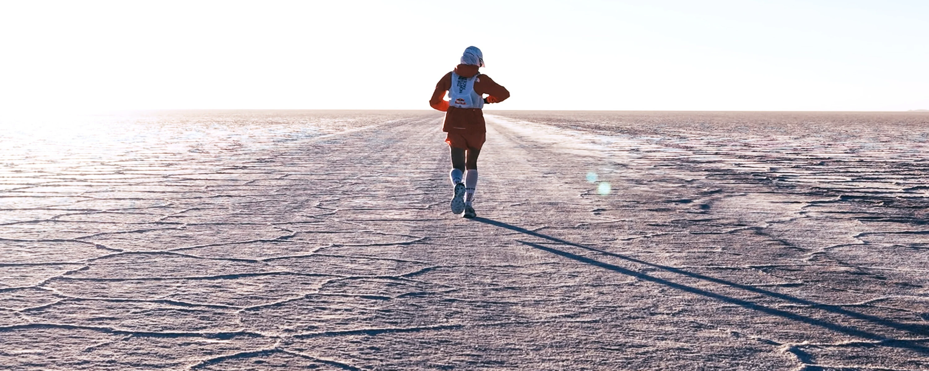 Fernanda Maciel correndo no Salar de Uyuni
