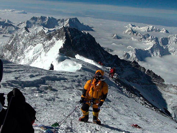 Karina Oliani chegou ao cume do Everest em 2013.