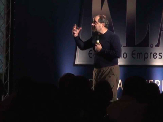 Luciano Pires em palestra.