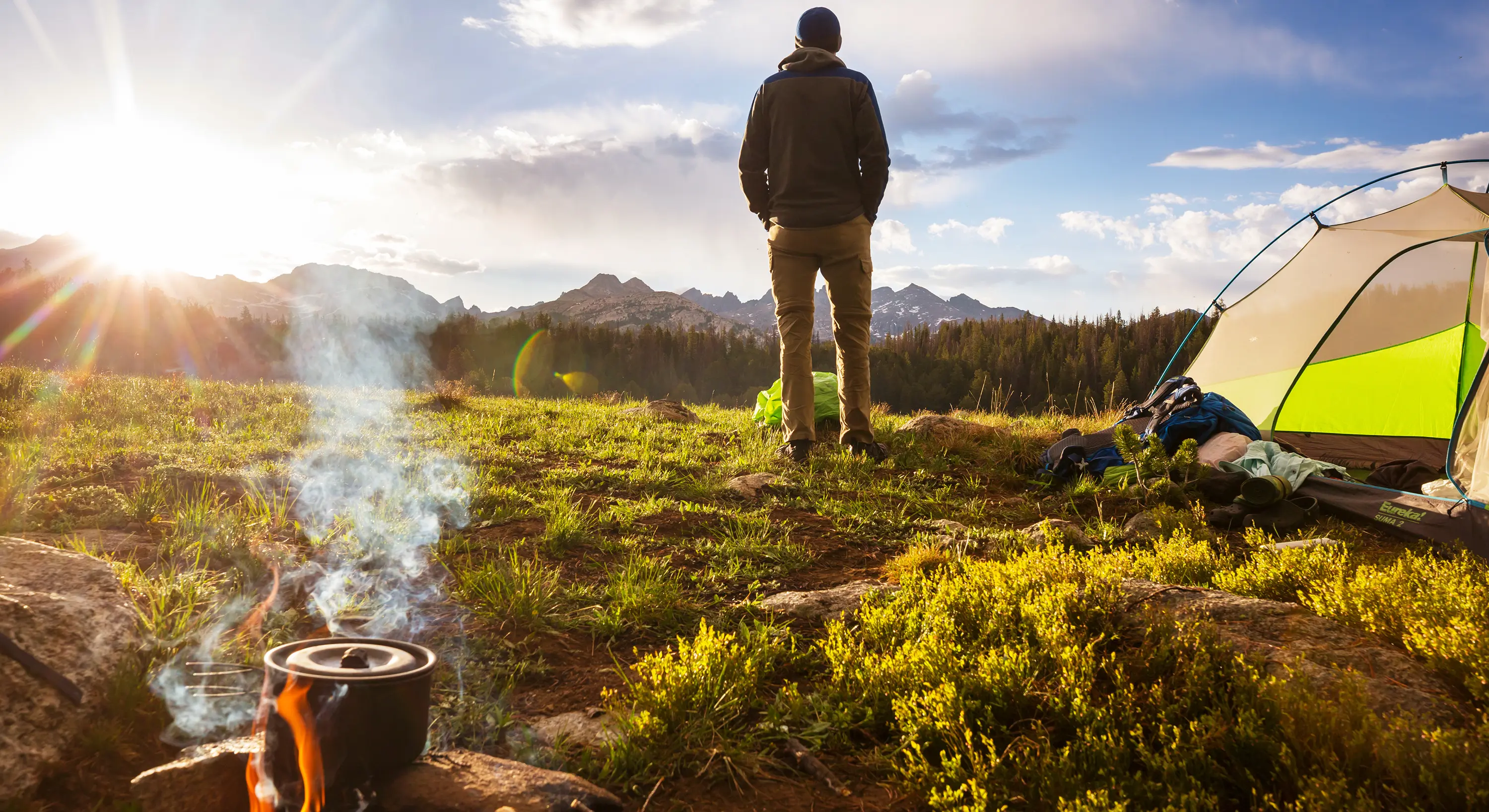 Panela junto ao fogo em um acampamento de montanha.