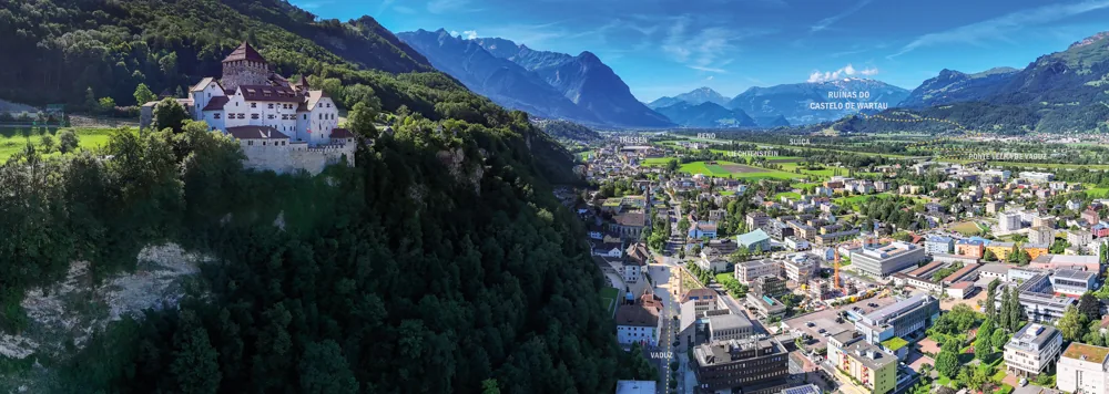 Vaduz · o castelo e a cidade entre as montanhas