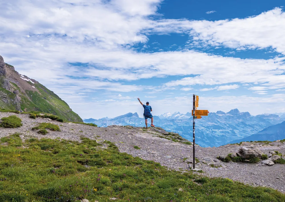 Caminhante no passo Surenen, na Via Alpina