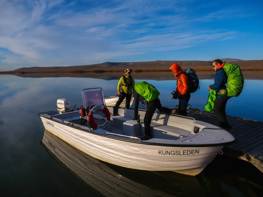 Embarque para uma travessia de lago na Kungsleden
