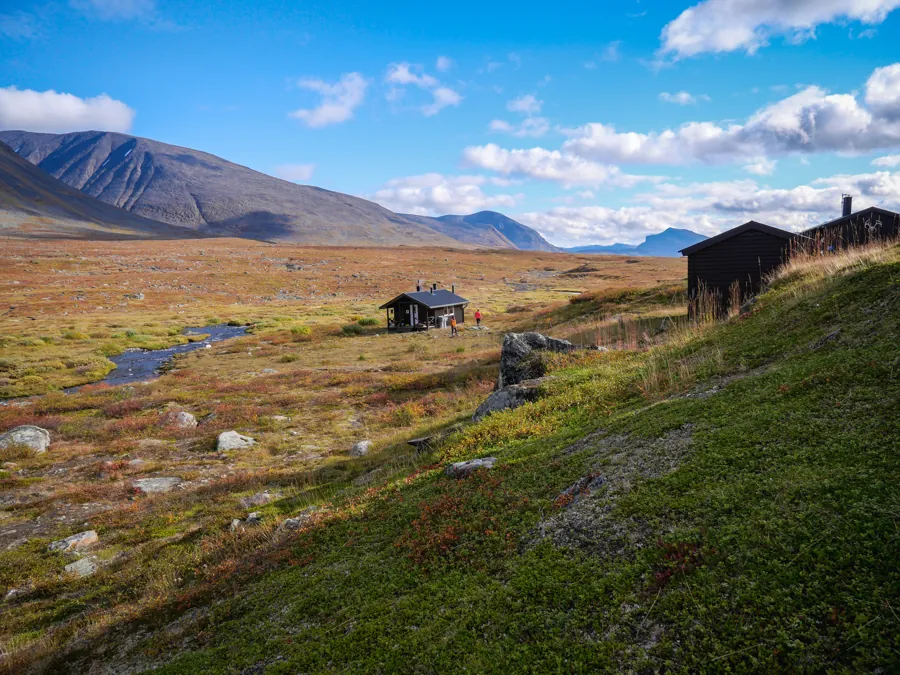 Cabanas de montanha em um amplo vale da Kungsleden